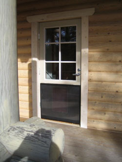 Enean-mökkilämmitin ulko-ovessa