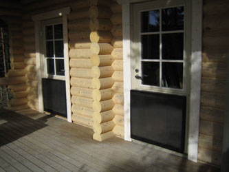 Enean-mökkilämmittimiä oviin asennettuina